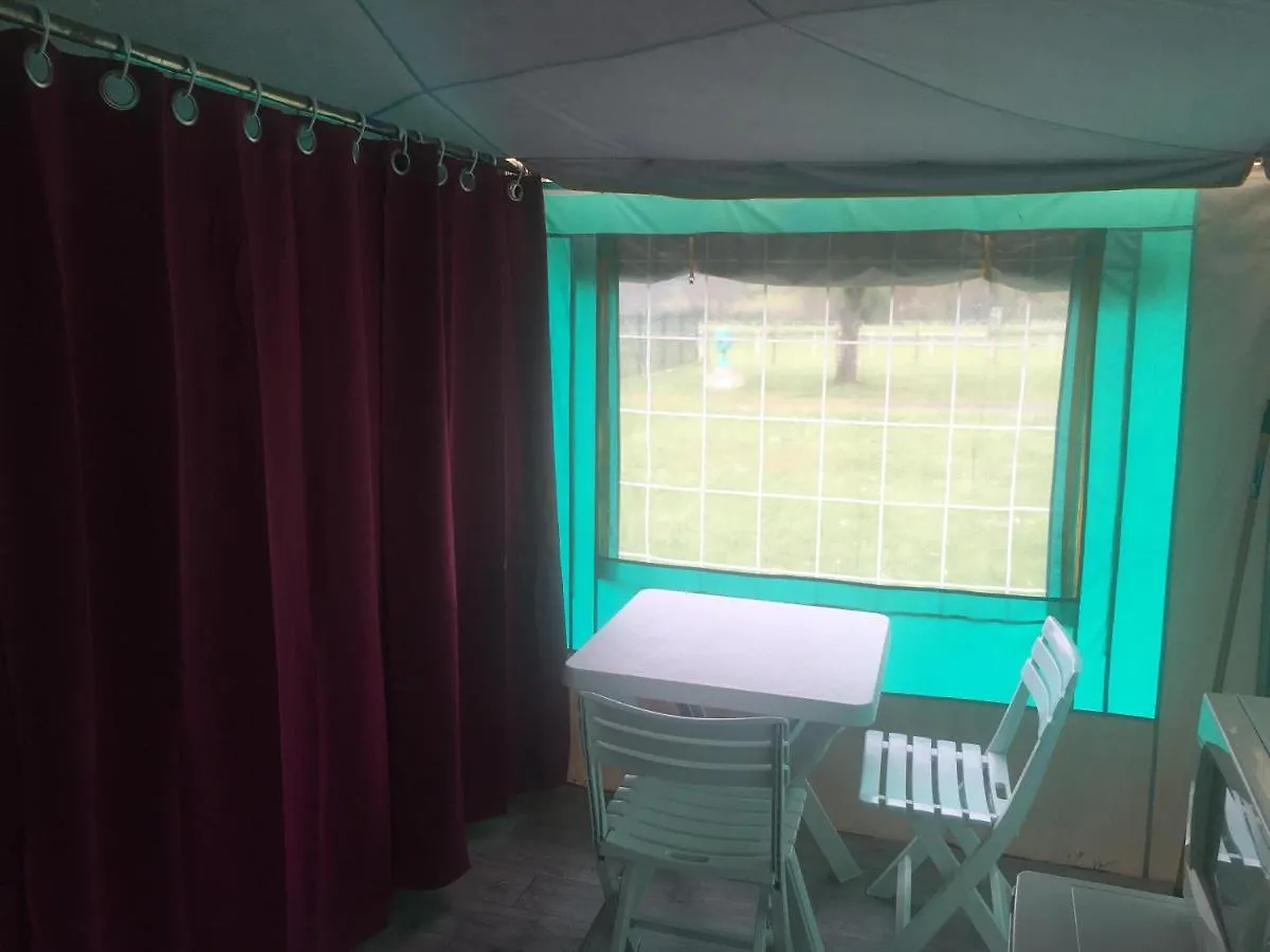 Camping Hotel Les Berges Du Cele à Bagnac